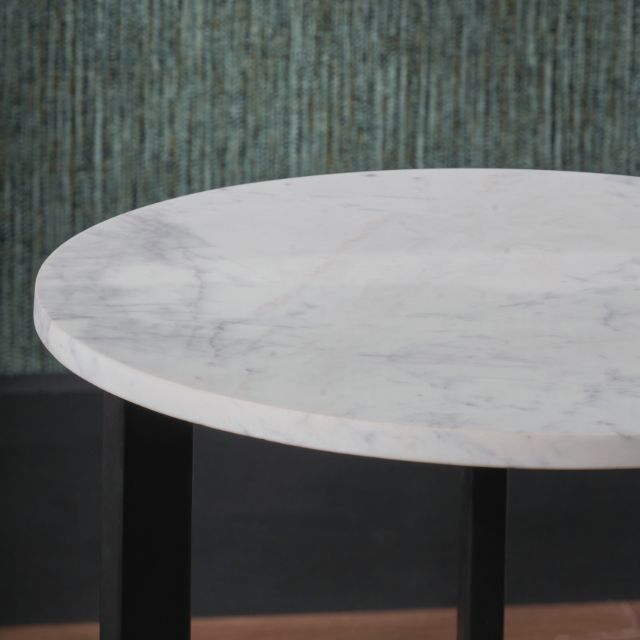 EINAR Side Table – White Marble Top & Curved Black Metal Frame | malletandplane.com