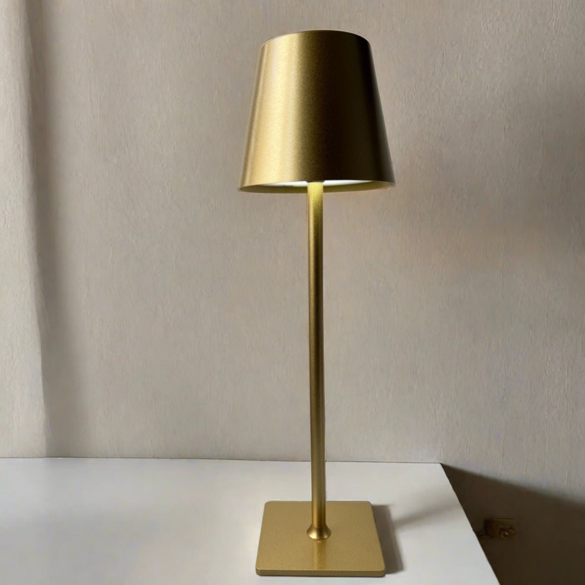 Metropole cordless rechargeable led table lamp in white, black or gold | malletandplane.com 