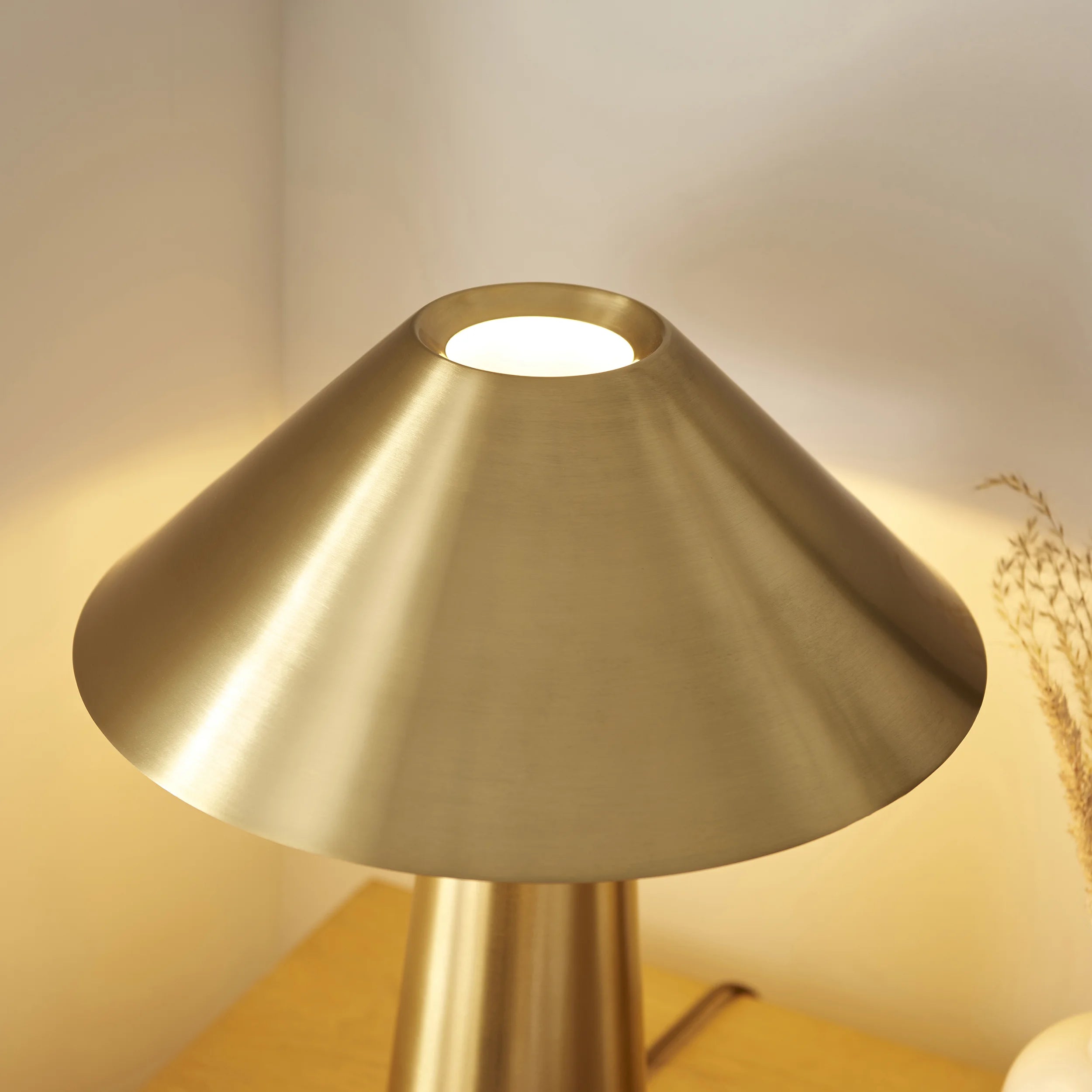 Isak Large Table Lamp – Brushed Aged Brass