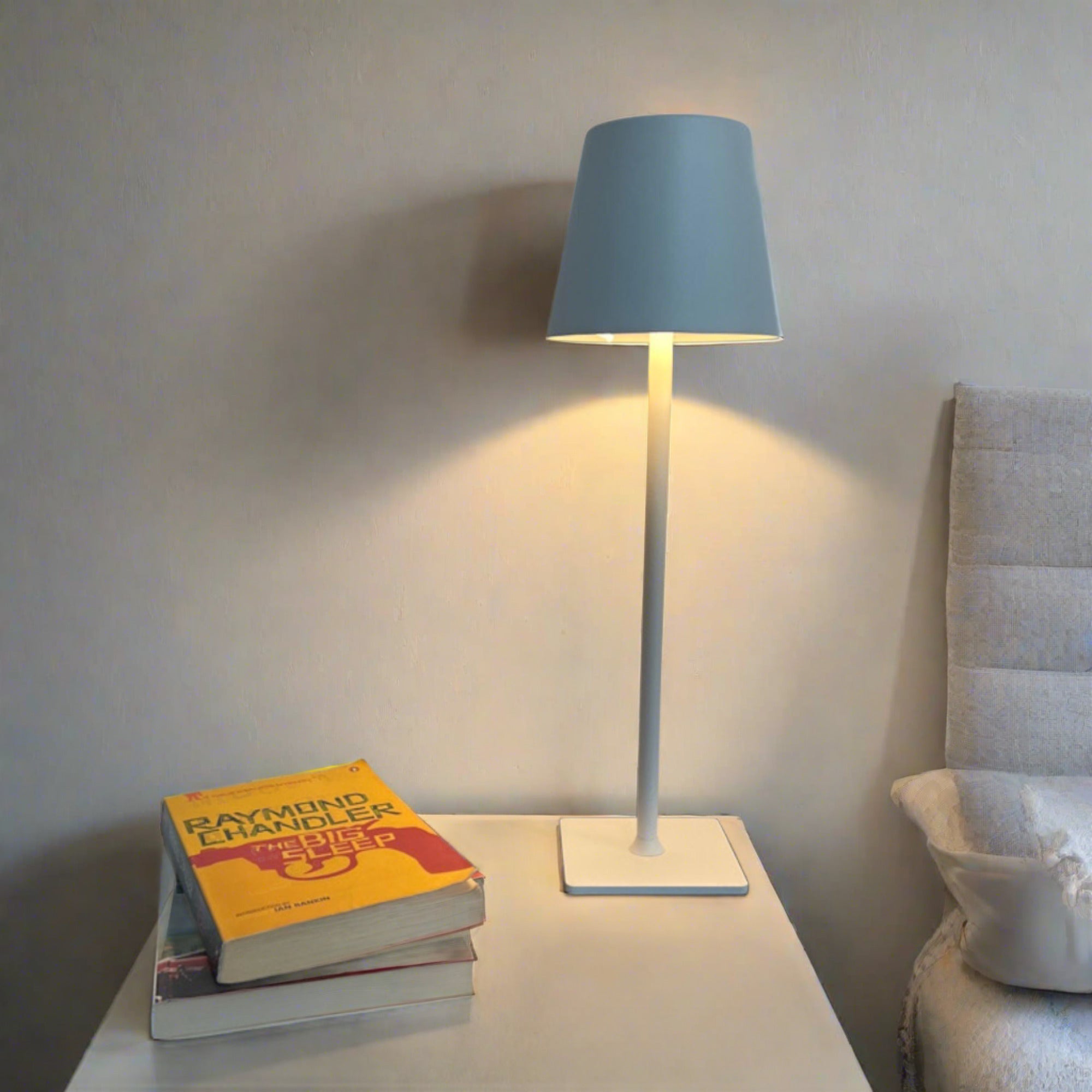 Metropole cordless rechargeable led table lamp in white, black or gold | malletandplane.com