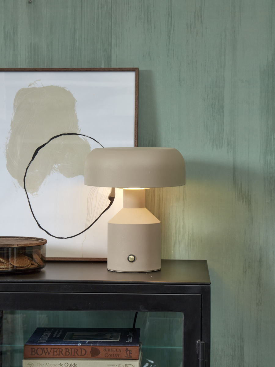 Porto metal table lamp with a mushroom silhouette in black, sand or terracotta | malletandplane.com