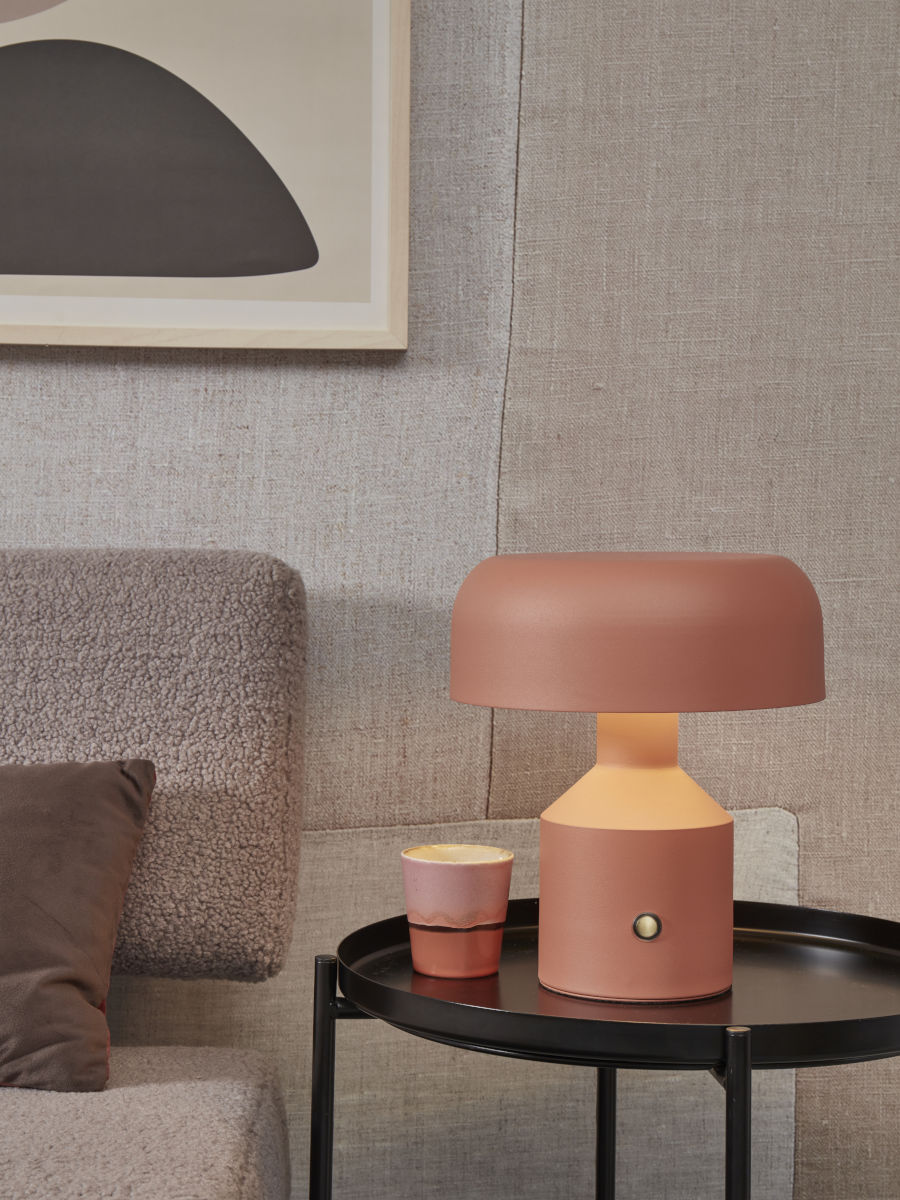 Porto metal table lamp with a mushroom silhouette in black, sand or terracotta | malletandplane.com